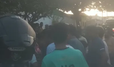 Las personas se aglomeraron en el lugar donde quedó el cuerpo de la víctima. 