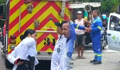 La Sijin, Bomberos y una cuadrilla de la empresa Air-e hicieron presencia en el lugar del suceso. 