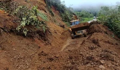 Maquinaria amarilla trabajando sobre la vía.