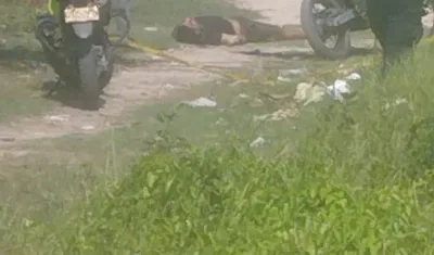 La Policía acordonó el área donde quedó el cuerpo de la víctima. 