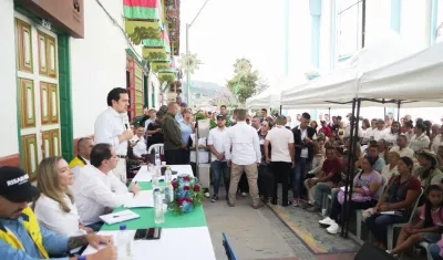 El ministro del Interior y el Vicepresidente en el municipio de Apía. 