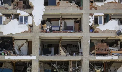 Un edificio destruido por los terremotos del 24 junio, en Caraballeda, Venezuela.