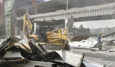 Obreros remueven escombros en una zona afectada por el terremoto en Pereira
