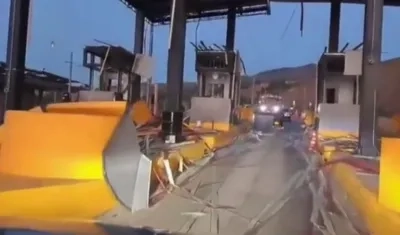 El peaje destruido tras el ataque terrorista. 