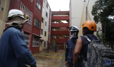 Personal de socorro frente a unas edificaciones afectadas.