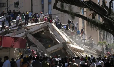 Socorristas trabajan en labores de rescate en una edificación colapsada por el terremoto