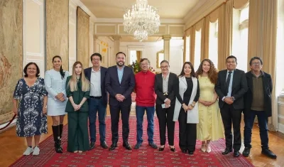 Petro con algunos de sus ministros y funcionarios.