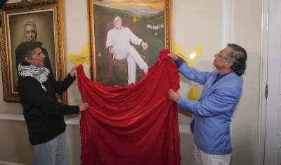 El Presidente saliente de Colombia, Gustavo Petro y su retrato.