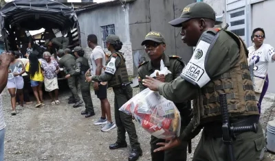 Policías cargan donaciones para los damnificados por el terremoto 