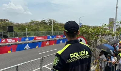 Los policías prestan seguridad en puntos estratégicos del evento. 