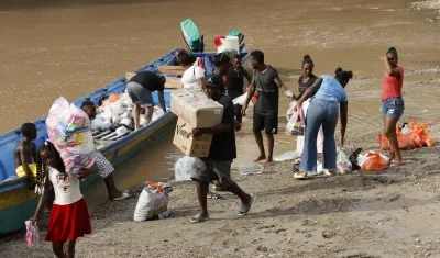 Ayudas humanitarias por el terremoto de magnitud 7,4 del pasado lunes, en el río San Juan en La Encharca.