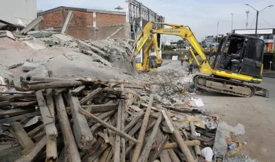 Retroexcavadora remueve escombros en Pereira.