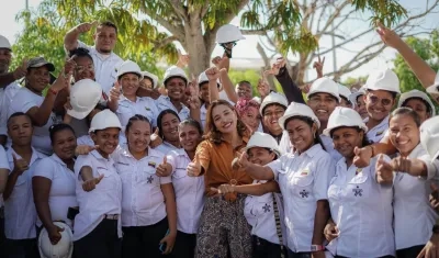Jacqueline Rojas Solano junto a los aprendices del Sena.