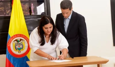 La viceministra de Comercio Exterior, Sandra Carvajal Sáenz, con el ministro de Comercio, Mauricio Gómez. 