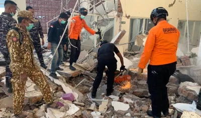 Socorristas trabajando en un edificio derrumbado tras un terremoto de 7,7 registrado este sábado