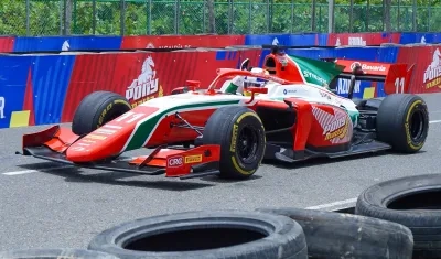 Sebastián Montoya en un vehículo de carrera. 