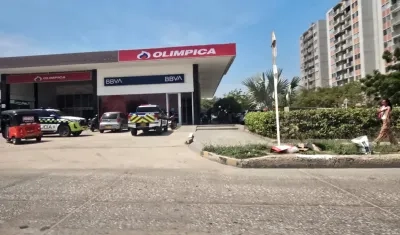 La Policía haciendo presencia en la sede de BBVA de Soledad. 
