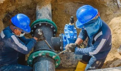 Triple A realizando una reparación. 