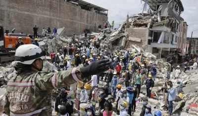 Una rescatista del Ejercito de Colombia da indicaciones a un grupo de voluntarios