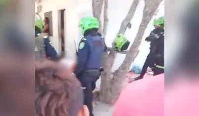 La Policía en el lugar donde quedó muerta una de las víctimas. 