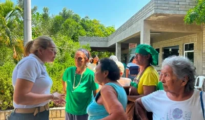 La secretaria de Gestión Social, Mireya Avendaño, con beneficiarios del programa del Adulto Mayor..