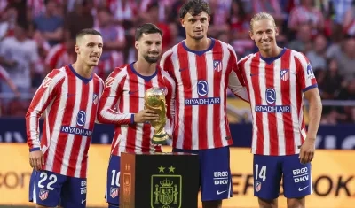El Atlético de Madrid también homenajeó a sus cuatro jugadores campeones del mundo: Álex Grimaldo, Álex Baena, Marc Pubill y Marcos Llorente.