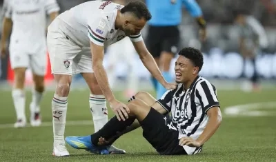 Jordan Barrera momentos después de lesionarse en el partido contra Fluminense.