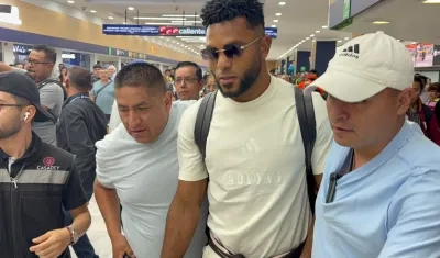 Miguel Ángel Borja a su arribo al aeropuerto de Ciudad de México.
