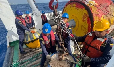 Integrantes de la Dimar en la instalación de la boya en San Andrés. 
