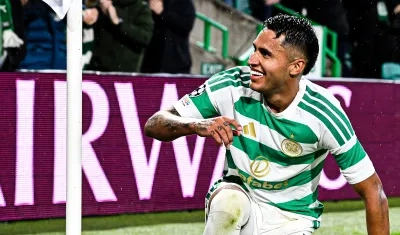 Camilo Durán festeja de sus goles al LASK.