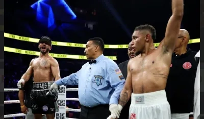 El árbitro Tony Weeks poco antes de declarar ganador por decisión dividida a Carlos Utria sobre Israel Mercado. 