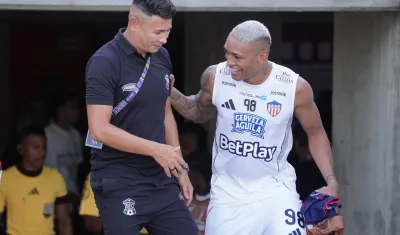 Dayron Pérez con Jermein Peña antes del partido del pasado miércoles contra Junior.