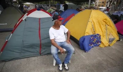 Un hombre espera frente a los edificios Chiminango
