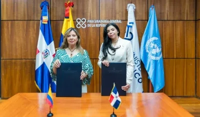 Fiscal general de Colombia, Luz Adriana Camargo, y la procuradora general de República Dominicana, Yeni Berenice Reynoso.