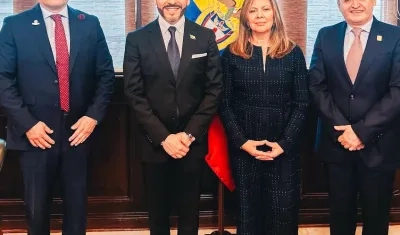 Iván Cancino, ministro de Justicia; Abelardo De La Espriella, presidente de Colombia; Luz Adriana Camargo, fiscal General; Gilberto Guerrero, vicefiscal General.