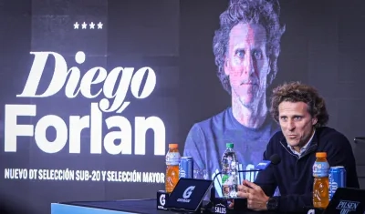 Diego Forlán durante su presentación como técnico interino de Uruguay.