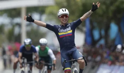 Nicolás Gómez cruza la meta para llevarse el oro en la prueba de ruta. 