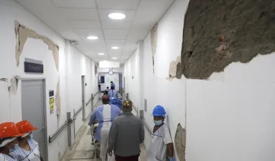 Personal médico trabajando en el Hospital Universitario del Valle, afectado por el terremoto. 