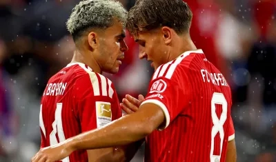 Luis Díaz celebra su gol con Allen Junior Lambe. 