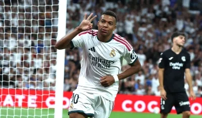El francés Kylian Mbappé celebra tras marcar su tercer gol ante la Real Sociedad.