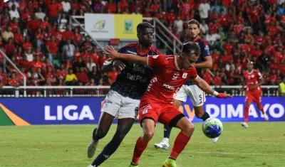 Pablo Ortiz, defensa del Junior, presiona a Tomás Ángel.