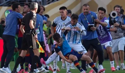 La pelea del argentino Leandro Paredes y el español Gavi. 