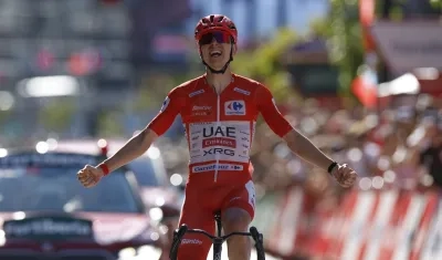 Tadej Pogacar cruza la meta como ganador de la Vuelta a España. 