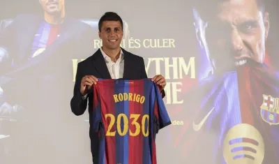 Rodri Hernández en su presentación como nuevo jugador del Barcelona. 
