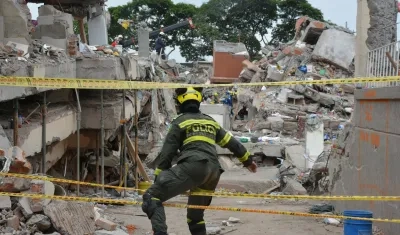 Rescatistas en labores de búsqueda en los escombros del edificio Torres del Limonar, en Cali.
