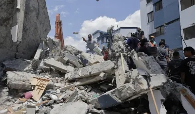 Voluntarios retiran escombros de un edificio tras el terremoto en Pereira.