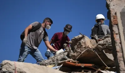 Grupo de rescatistas en plena labor en una de las zonas afectadas por el terremoto en Cali.