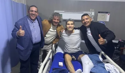 Eduardo Vilarete con su paisano Alberto Gamero y dos amigos. 