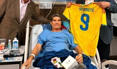 Vilarete recibiendo la camiseta de la Selección Colombia de parte de Ramón Jesurun y Carlos Mario Zuluaga.
