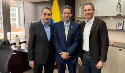 Édgar Paez, Presidente de SuperGiros; el ministro de Comercio, Industria y Turismo, Mauricio Gómez; y Gustavo Gómez, Fundador de SuperGiros.